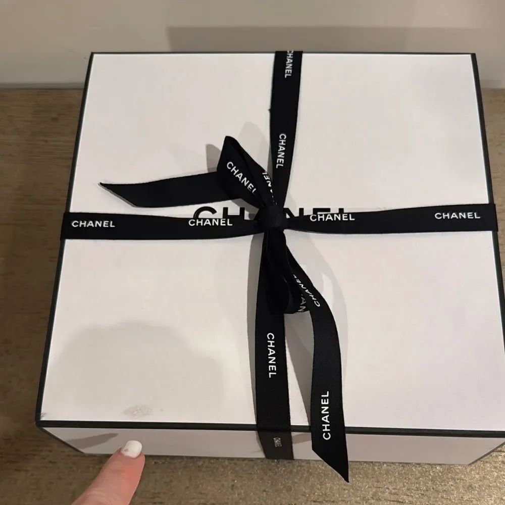 Chanel Gift Box with Cards - Picture 7 of 16